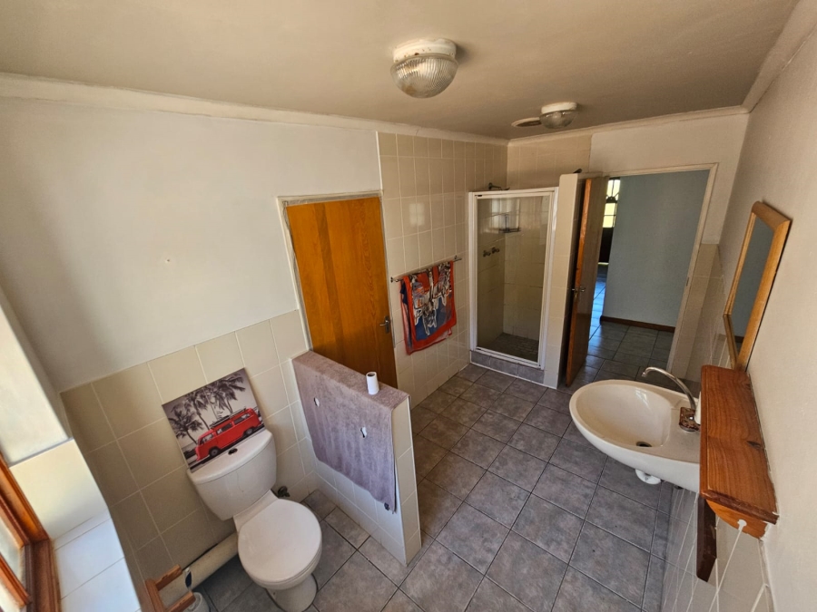 To Let 6 Bedroom Property for Rent in Loevenstein Western Cape